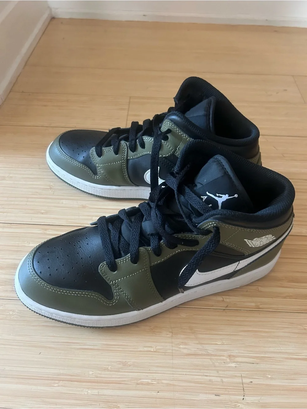 Jordan 1 Mid 